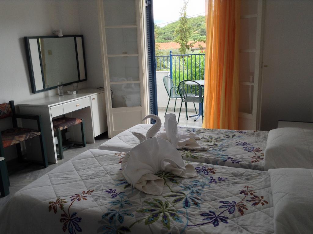 Musses Hotel Koukounaries Habitación foto